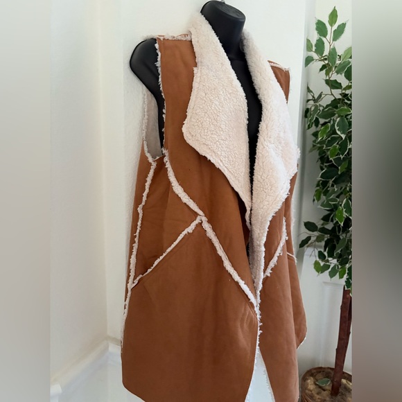 LuLaRoe Marlowe Vest - Picture 2 of 8